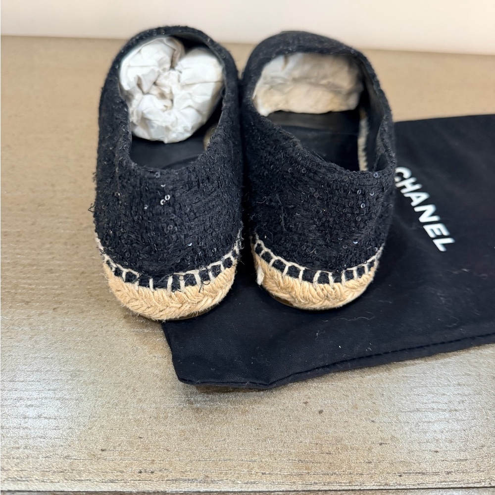 CHANEL Black Tweed and Leather Espadrille Flats with Jute Sole - Picture 2 of 4